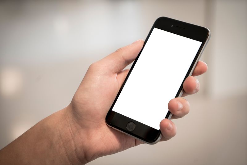 Ponsel cerdas menampilkan situs Gila138 versi seluler